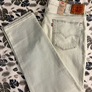 Men’s Levi 541 Athletic Taper Jeans. Waist: 38x32. New with Tags